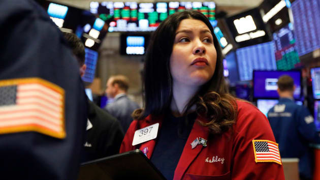 Dow Jones bay 350 điểm khi Mỹ công bố tín hiệu yếu trên thị trường lao động - Ảnh 1.