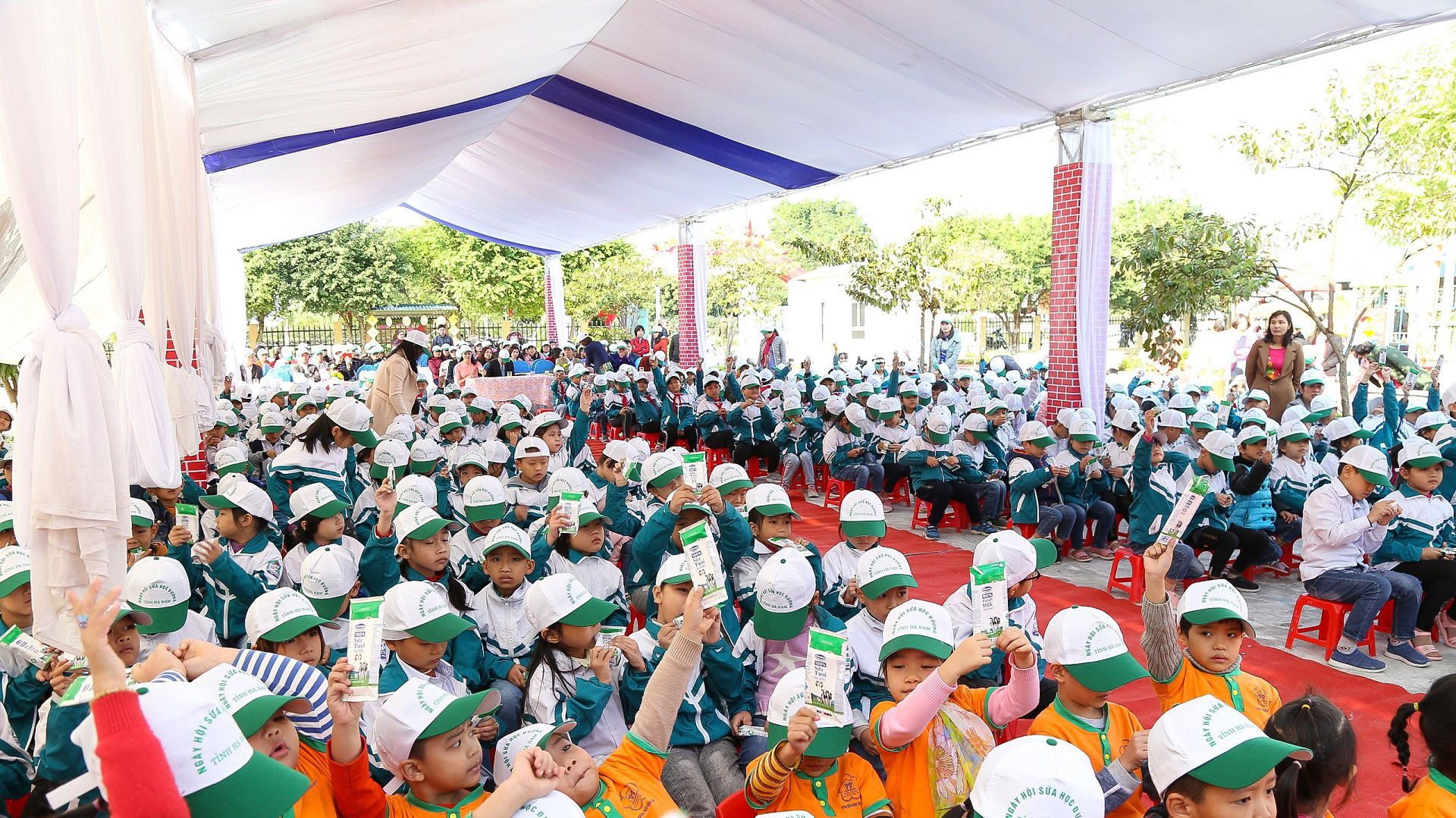 130.000 học sinh trẻ học sinh mầm non Hà Nam được uống sữa học đường của Vinamilk. - Ảnh 1.