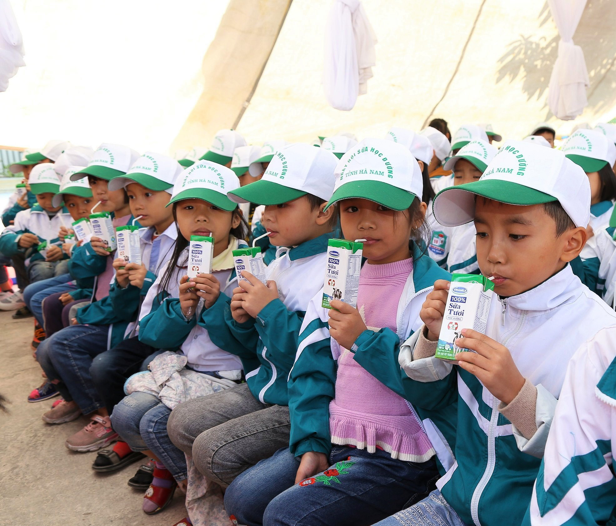 130.000 học sinh trẻ học sinh mầm non Hà Nam được uống sữa học đường của Vinamilk. - Ảnh 2.