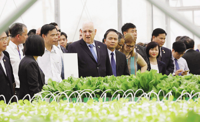 Bộ trưởng Nguyễn Xuân Cường và Tổng thống Israel thăm trang trại rau của VinEco tại Tam Đảo (Vĩnh Phúc). tư liệu