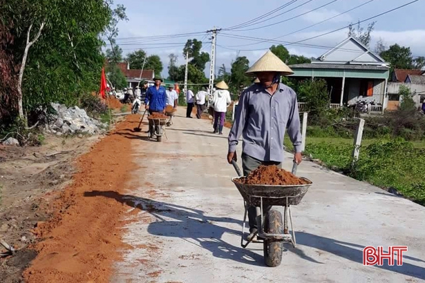 Người dân thôn Liên Hương đổ đất đắp lề đường theo tiêu chuẩn NTM.
