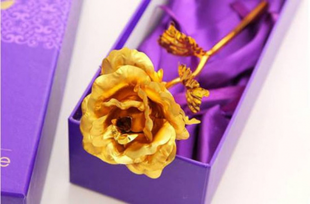 Do trùng vào ngày vía Thần Tài, hoa hồng mạ vàng dù đắt đỏ nhưng vẫn được coi là một trong những món quà Valentine ấn tượng nhất năm nay.