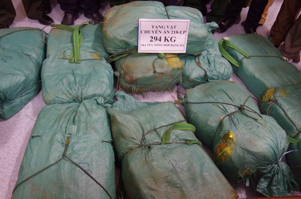 12 bao tải màu xanh chứa 294 kg ma túy dạng đá.