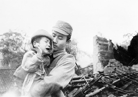 Chiến sỹ biên phòng Ngô Duy Nhung cứu sống kịp thời cháu bé từ trong đống đổ nát. (Ảnh: Ngô Đình Phước)