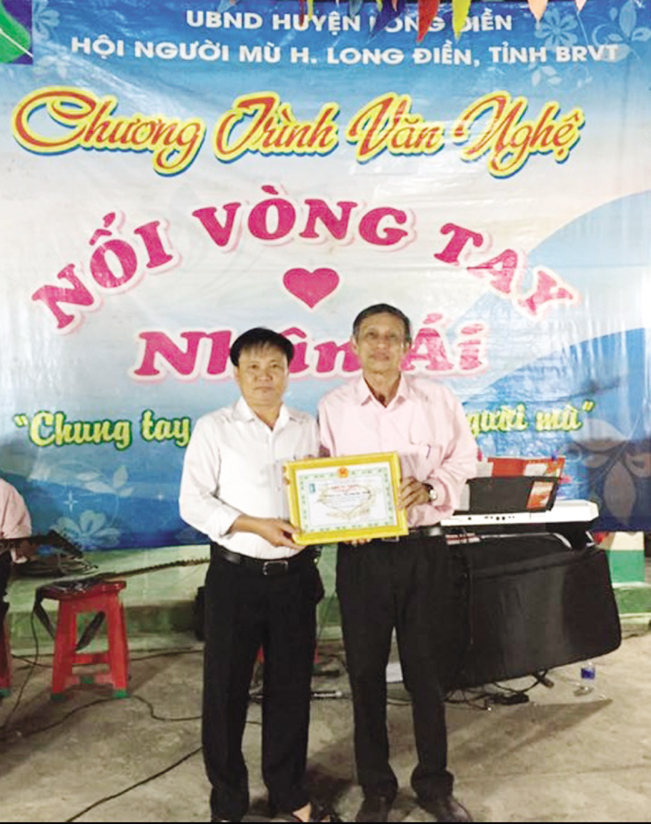 Anh Nhỏ tặng quà cho Hội Người mù huyện Long Điền, tỉnh BR-VT.