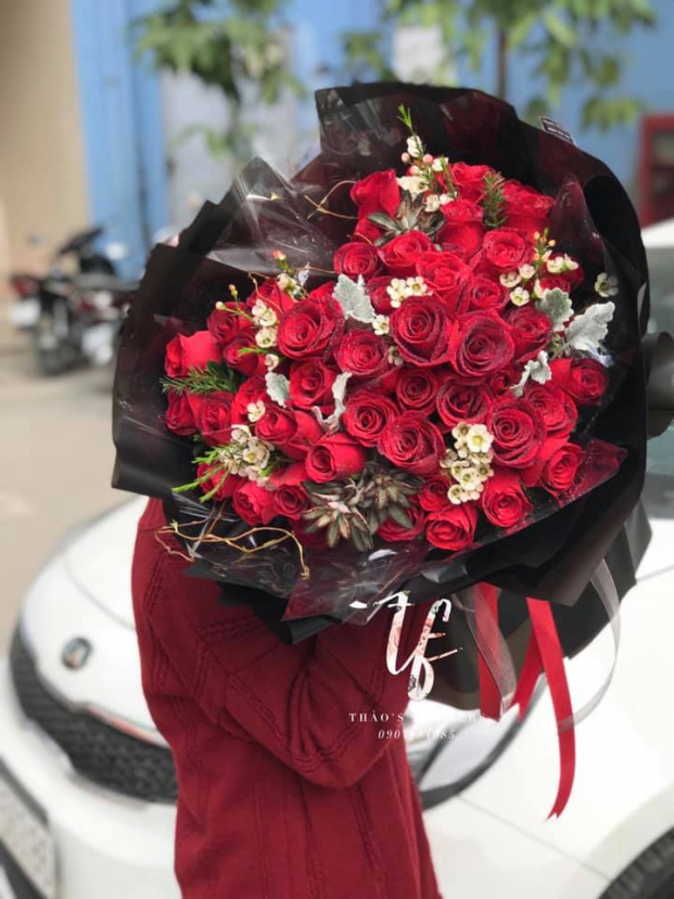 Hoa hồng đỏ truyền thống vẫn giữ vững được vị thế. Nếu bạn không ưa sự phá cách và mong muốn gửi gắm ý nghĩa một tình yêu nồng nhiệt, đắm say đến người yêu, có thể chọn hoa hồng truyền thống.