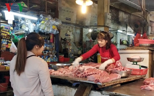 Thịt lợn tại các chợ dân sinh ở Hà Nội vẫn ở mức trên 100.000 đồng/kg.