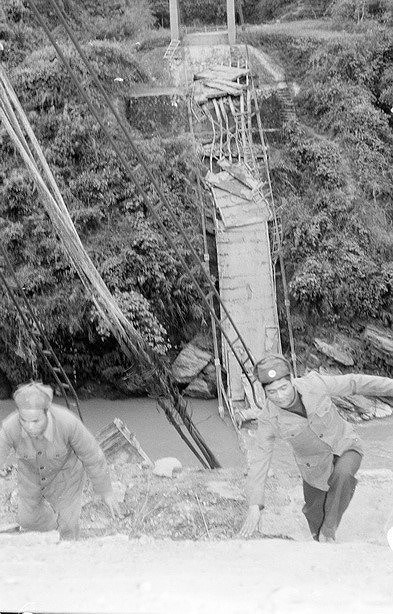 Cầu treo của huyện Xín Mần, tỉnh Hà Tuyên (nay thuộc tỉnh Hà Giang) bị đạn pháo của địch bắn hỏng nặng. (Ảnh: Minh Điền)