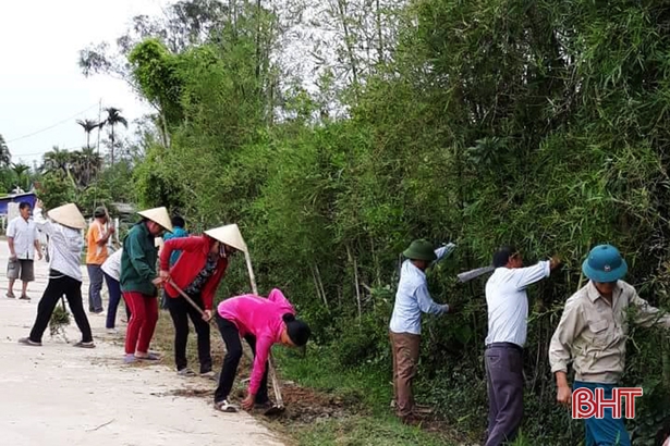 Nhân dân xã Cẩm Dương ra quân phát quang hành lang, vệ sinh đường làng