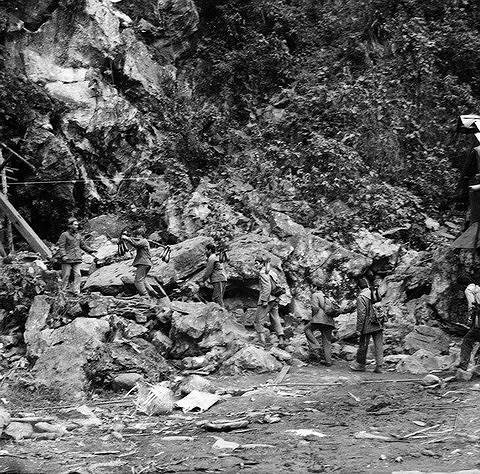 Chiến sỹ đoàn X tải đạn lên điểm tựa Hà Tuyên. (Ảnh: Minh Lộc)