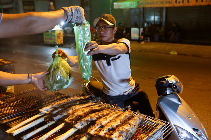 Ngay trong đêm, đã có nhiều khách ghé mua cá nướng. Một con cá lóc nướng ăn kèm với rau, đậu phộng mỡ hành có giá từ 130.000 đồng đến 170.000 đồng tùy loại.