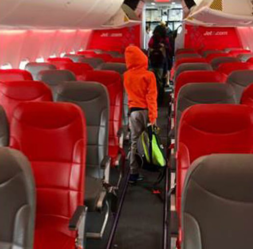 Ian Anderson, một nhân chứng, đã chụp lại cảnh hành khách phải rời máy bay và đăng lên trang cá nhân. Ảnh: Twitter.
