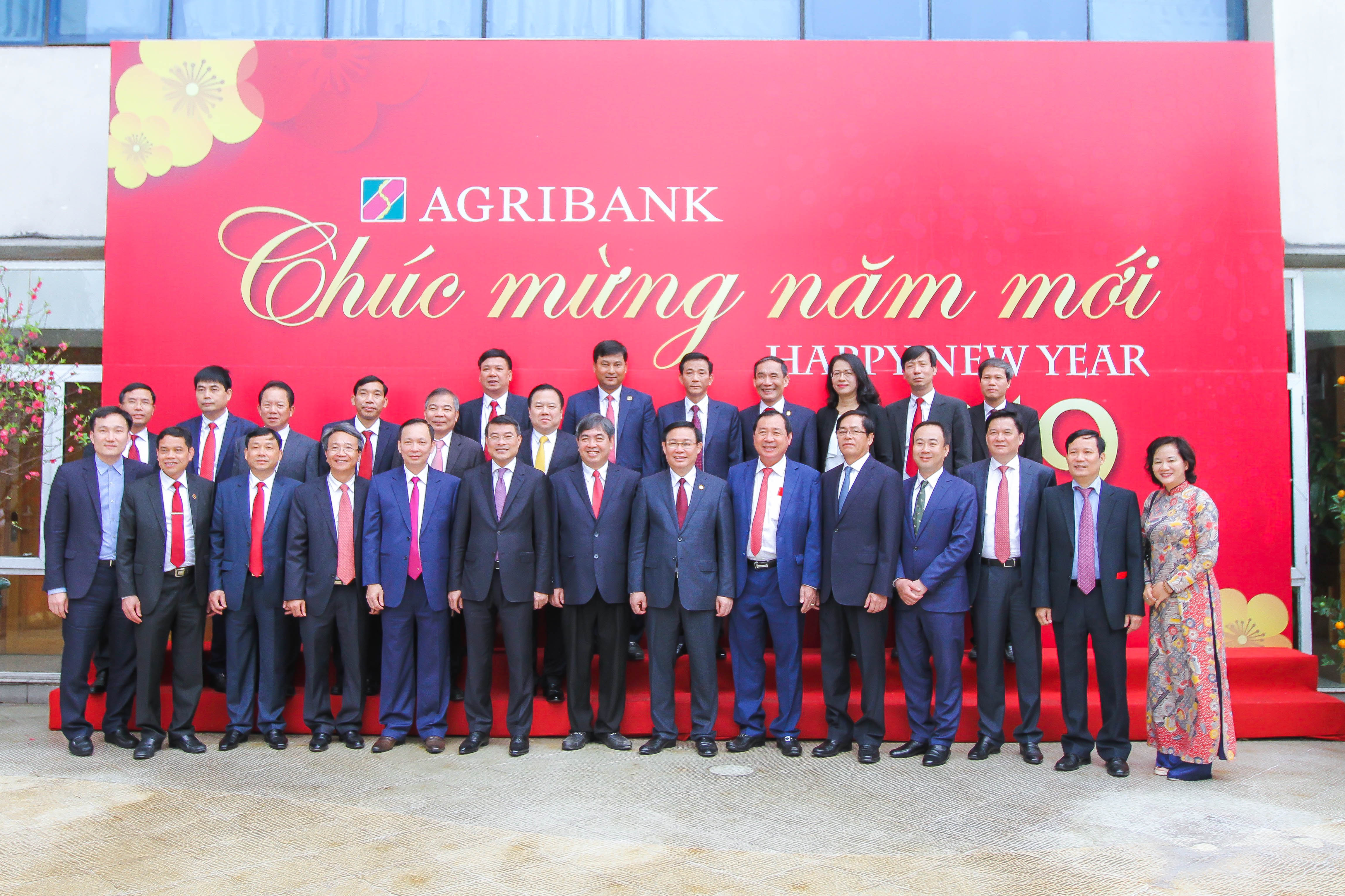 Phó Thủ tướng Vương Đình Huệ chụp ảnh lưu niệm với đại diện Agribank.