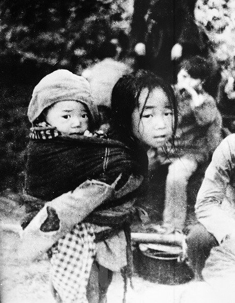 Hai chị em cháu Hoàng Thị Bến (xã Nà Sác, huyện Hà Quảng, tỉnh Cao Bằng) có cha mẹ bị địch giết hại, tháng 2/1979. (Ảnh: Mạnh Thường)