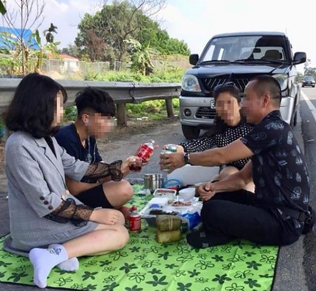 Anh H.C.V. cùng người thân “mở tiệc” ở làn dừng khẩn cấp trên cao tốc Nội Bài - Lào Cai rồi phát trực tiếp lên Facebook và đã bị xử phạt 5,5 triệu đồng, tước giấy phép lái xe 2 tháng.