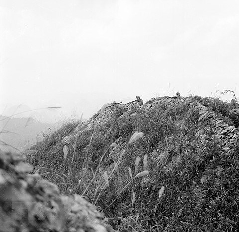 Các chiến sỹ trên điểm cao 1911 mặt trận Hà Tuyên sẵn sàng chiến đấu bảo vệ biên giới của Tổ quốc. (Ảnh: Minh Lộc)