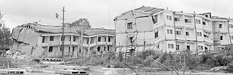 Khu nhà lắp ghép 4 tầng của cán bộ, công nhân tại thị xã Lào Cai, tỉnh Hoàng Liên Sơn (nay thuộc tỉnh Lào Cai) bị địch dùng mìn đánh phá. (Ảnh: Phùng Triệu)