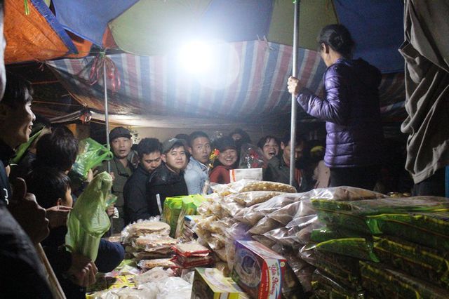 Hàng nghìn người chen chân nhau đi mua đồ lấy may ở phiên chợ nửa đêm.