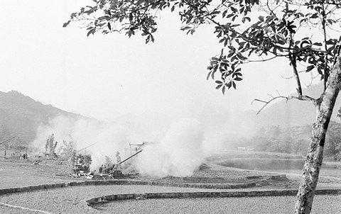 Chiến sỹ Đại đội 7, Đoàn M16 pháo binh Lạng Sơn dội bão lửa trừng trị quân địch. (Ảnh: Minh Điền)