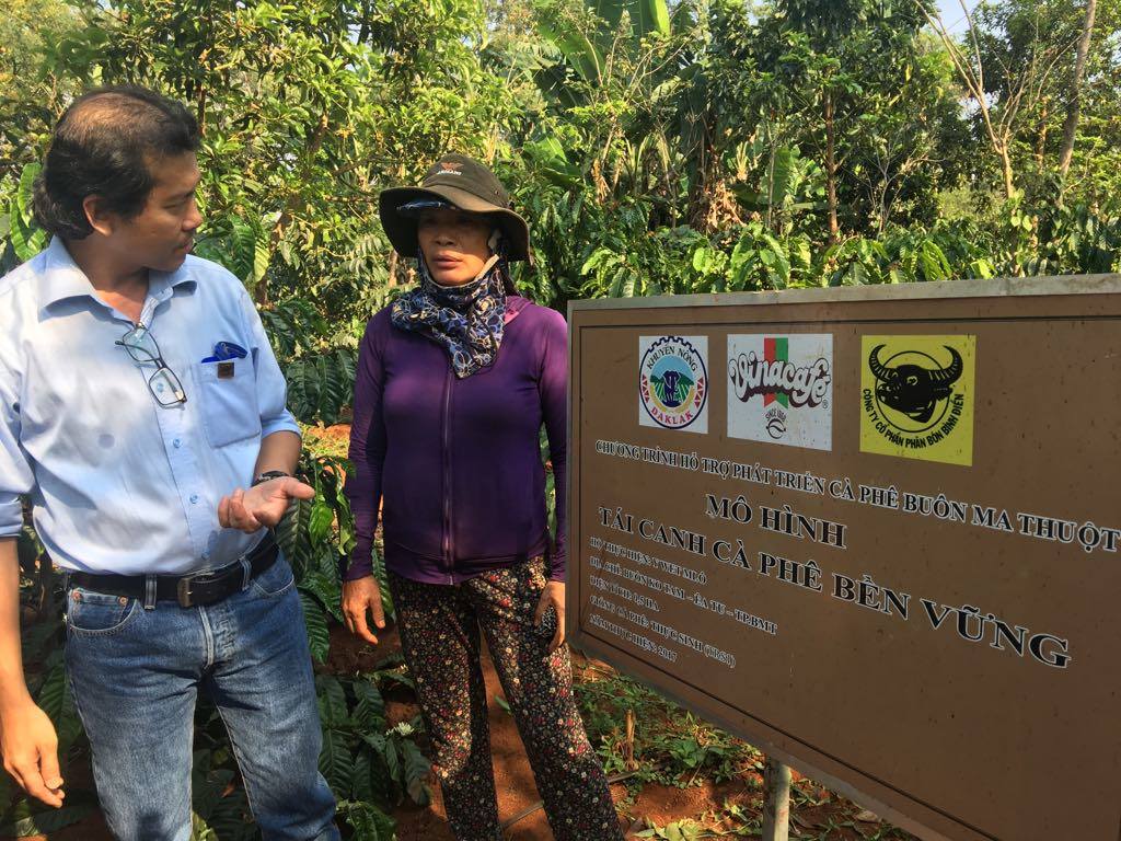 Cán bộ Công ty Bình Điền đang trao đổi với nông dân trong chương trình hỗ trợ tái canh cà phê ở tỉnh Đắk Lắk. Ảnh: Phụng Anh.