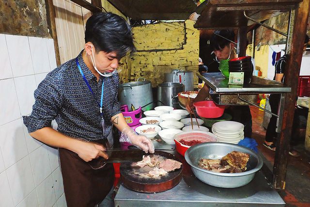 Anh Bùi Chí Thanh, chủ cửa hàng phở, thức thâu đêm thái thịt, luộc thịt, đun nước dùng trong những ngày diễn ra sự kiện.