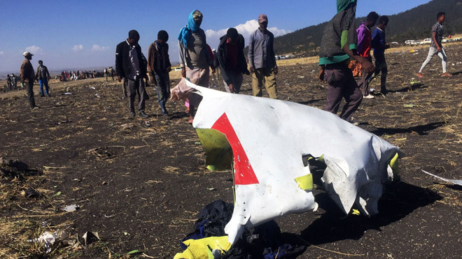Mảnh vỡ máy bay Ethiopia gặp nạn tại hiện trường cách thủ đô nước này gần 60 km. Ảnh: Sky News.