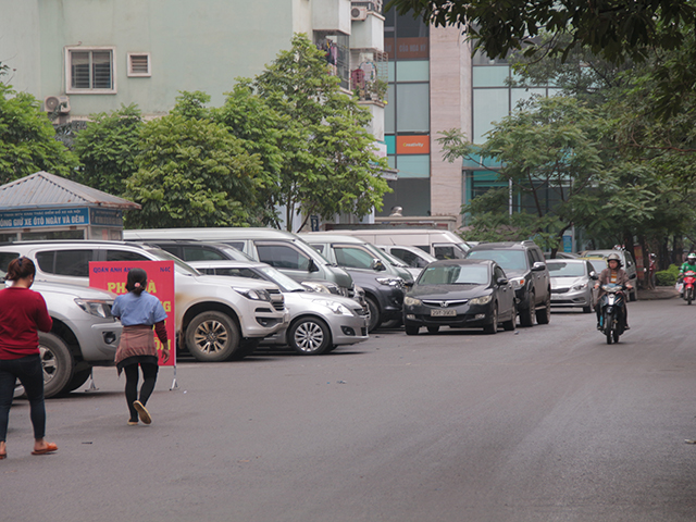 Hiện nay khi nhu cầu sử dụng xe máy, ô tô của cư dân tăng cao, dẫn đến việc thiếu chỗ để trong tầng hầm nghiêm trọng, hầu hết xe ô tô phải gửi tại bãi trông giữ ngoài trời hoặc dưới lòng đường.