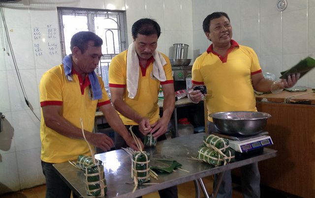 Anh Nguyễn Đức Tín (ngoài cùng bên phải), chủ cửa hàng giò chả hào hứng cùng nhân viên làm giò.