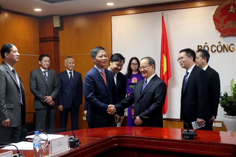 Bộ trưởng Bộ Công Thương Trần Tuấn Anh Hội đàm với với đồng chí Lộc Tâm Xã - Bí thư Đảng ủy Khu tự trị dân tộc Choang Quảng Tây, Trung Quốc.
