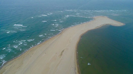 Đảo cát dài 3km xuất hiện kỳ lạ ở giữa biển Hội An khiến người dân cùng chính quyền bất ngờ.