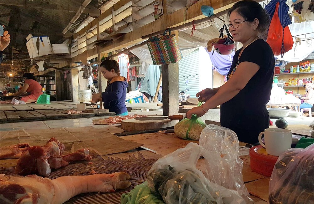 Quầy bán thịt ở chợ Thị xã Quảng Trị vắng khách. Ảnh: Hưng Thơ.
