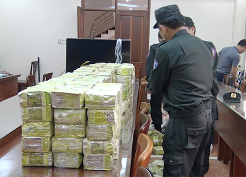 Cảnh sát tìm thấy 300 kg ma túy đá trên xe bán tải. Ảnh: Q.T