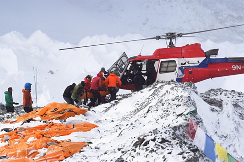 Việc di dời thi thể của những nhà leo núi trên dãy Himalaya đòi hỏi nhiều công sức. Ảnh: Roberto Schmidt.