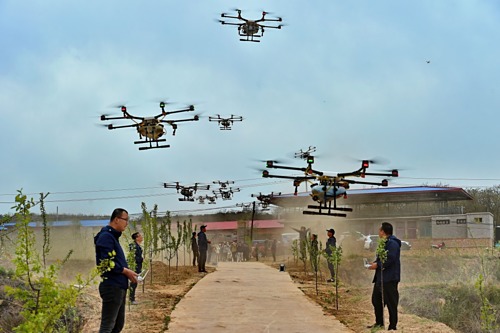 Nhu cầu về phi công lái drone đang tăng mạnh ở vùng nông thôn Trung Quốc. Ảnh: Xinhua.