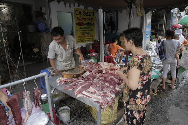 Các tiểu thương rất tự tin với nguồn heo của mình.