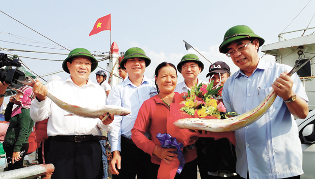 Lãnh đạo tỉnh Quảng Trị tặng hoa chúc mừng gia đình ngư dân Lê Văn Viện trúng mẻ cả 120 tấn, trị giá hơn 4 tỷ đồng. Ngọc Vũ