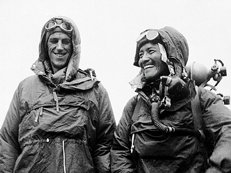 Edmund và Tenzing trở thành hai người đầu tiên chạm tay vào giấc mơ của bất cứ nhà leo núi cự phách nào trong lịch sử. Ảnh: National Geographic