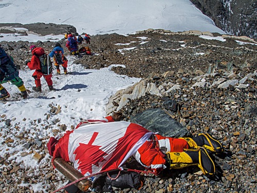 Thi thể của nhà leo núi Shriya Shah–Klorfine được quấn bằng quốc kỳ Canada. Cô chinh phục thành công đỉnh Everest, song đã không thể chiến thắng tử thần trên đường xuống núi. Hiện thi thể của Shah-Klorfine đã được an táng tại quê nhà. Ảnh: National Geographic.