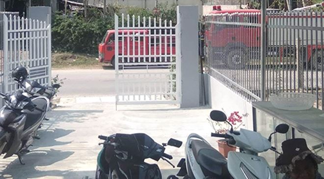 Hai xe cứu hỏa của Cảnh sát PCCC Công an tỉnh Điện Biên cũng được đưa lên hiện trường, tiến hành hút giếng nước nhà Bùi Văn Công để tìm vật chứng.