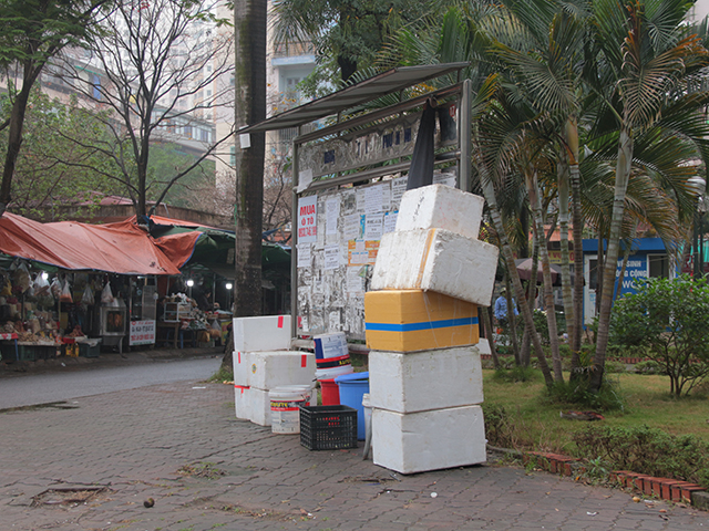 Bảng tin trở thành nơi tập kết đồ của những tiểu thương, đồng thời cũng là nơi dán quảng cáo mua nhà, bán xe, hỗ trợ tài chính...Những hình ảnh nhếch nhác, chật chội xuất hiện nhan nhản tại khu đô thị này.