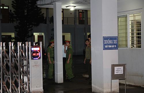 Công an bảo vệ các phòng chấm thi tại Sở Giáo dục Sơn La.