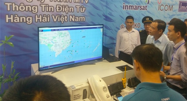 Bộ trưởng Nguyễn Xuân Cường cùng đoàn công tác của Bộ NN&PTNT theo dõi hoạt động đánh bắt của tàu cá trên biển.