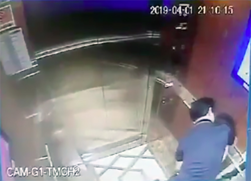 Ông Linh tấn công bé gái trong thang máy.