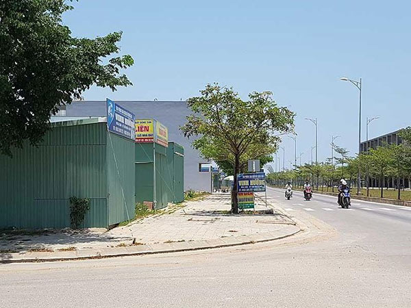 Nhiều sàn giao dịch BĐS tại Đà Nẵng đóng cửa, cò đất tháo lui, giá đất hạ nhiệt. Ảnh: TẤN VIỆT