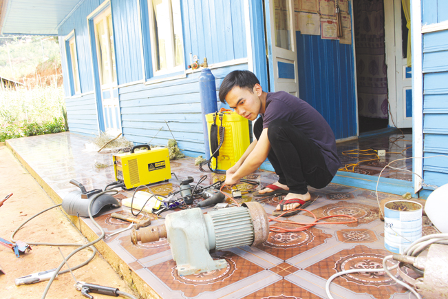 Nguyễn Quốc Huy, người có năng khiếu về điện và chế tạo máy đã thành công với hệ thống tưới tự động của mình.