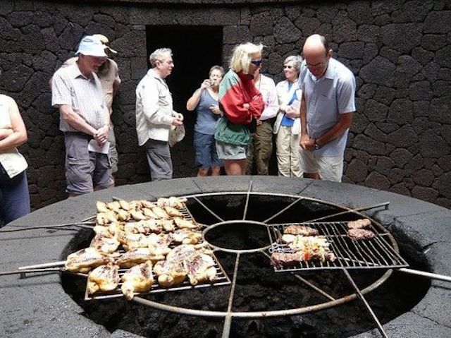 Thực khách thưởng thức đồ ăn nướng trực tiếp trên miệng núi lửa.