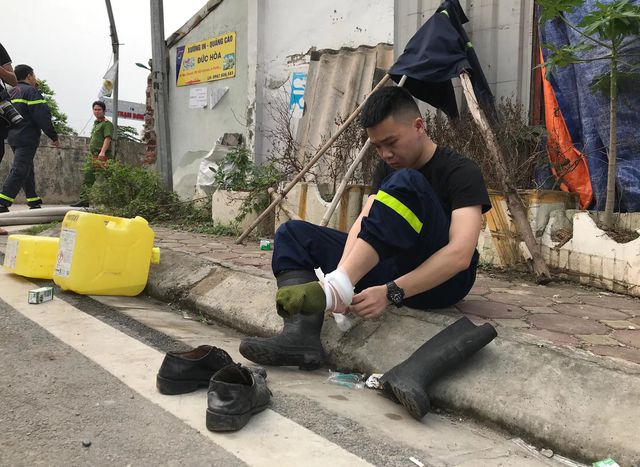Một chiến sĩ cảnh sát PCCC bị thương ở chân trong quá trình dập lửa. (Ảnh: Quang Phong)