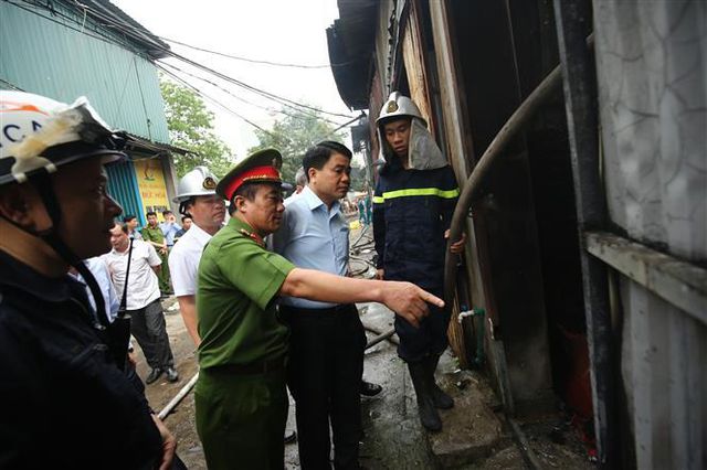 Chủ tịch UBND Thành phố Nguyễn Đức Chung có mặt tại hiện trường chỉ đạo xử lý hậu quả. Ảnh: TTXVN