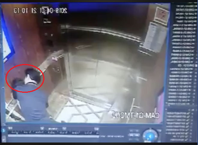 Hình ảnh người đàn ông hôn bé gái trong thang máy (ảnh cắt từ clip)