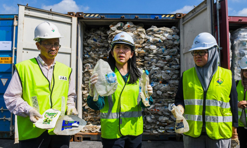 Bộ trưởng Năng lượng, Công nghệ, Khoa học, Biến đổi khí hậu và Môi trường Malaysia Yeo Bee Yin (giữa) đứng trước các container chứa rác thải nhựa tại cảng Klang. Ảnh: AFP.